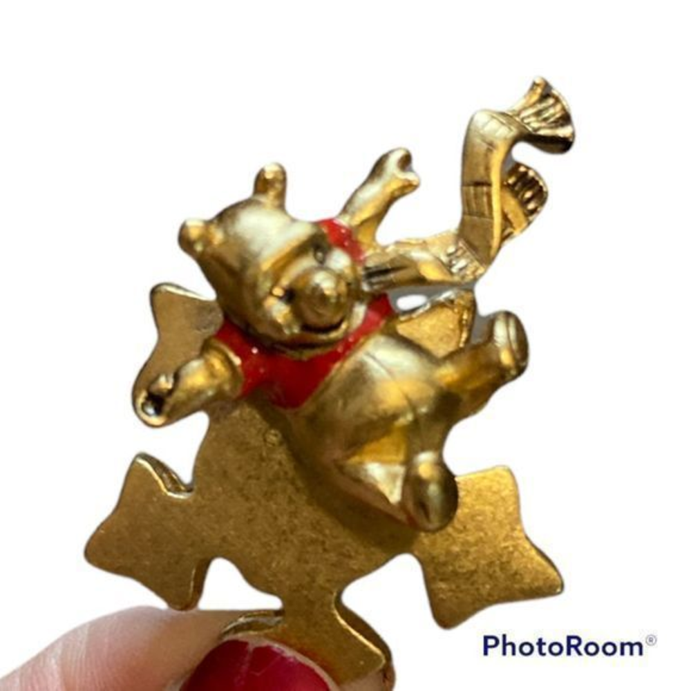 VINTAGE DISNEY GOLD WINNIE‎ THE POOH Snowflake With Winter Scarf Gold Pin